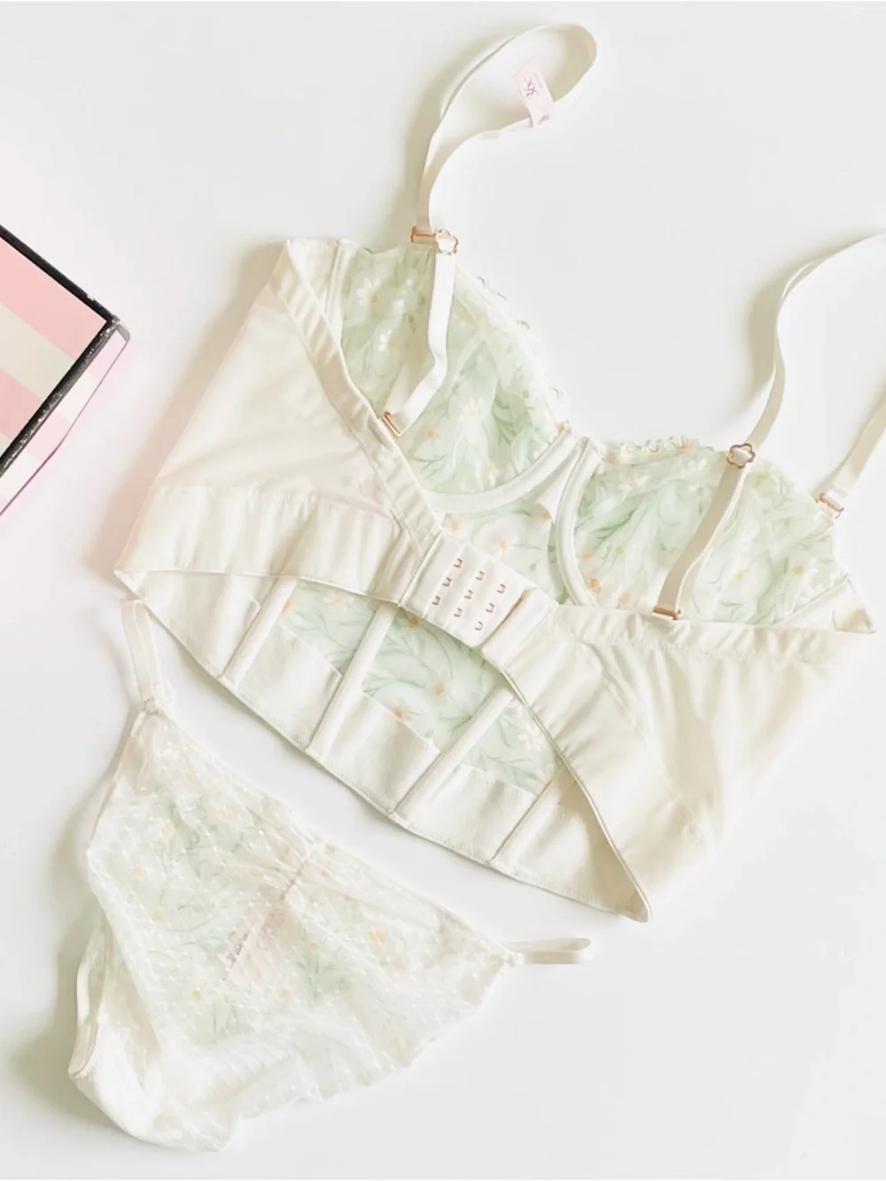 36C MEDIUM Victoria’s Secret white Daisy embroidered bra set bikini panties